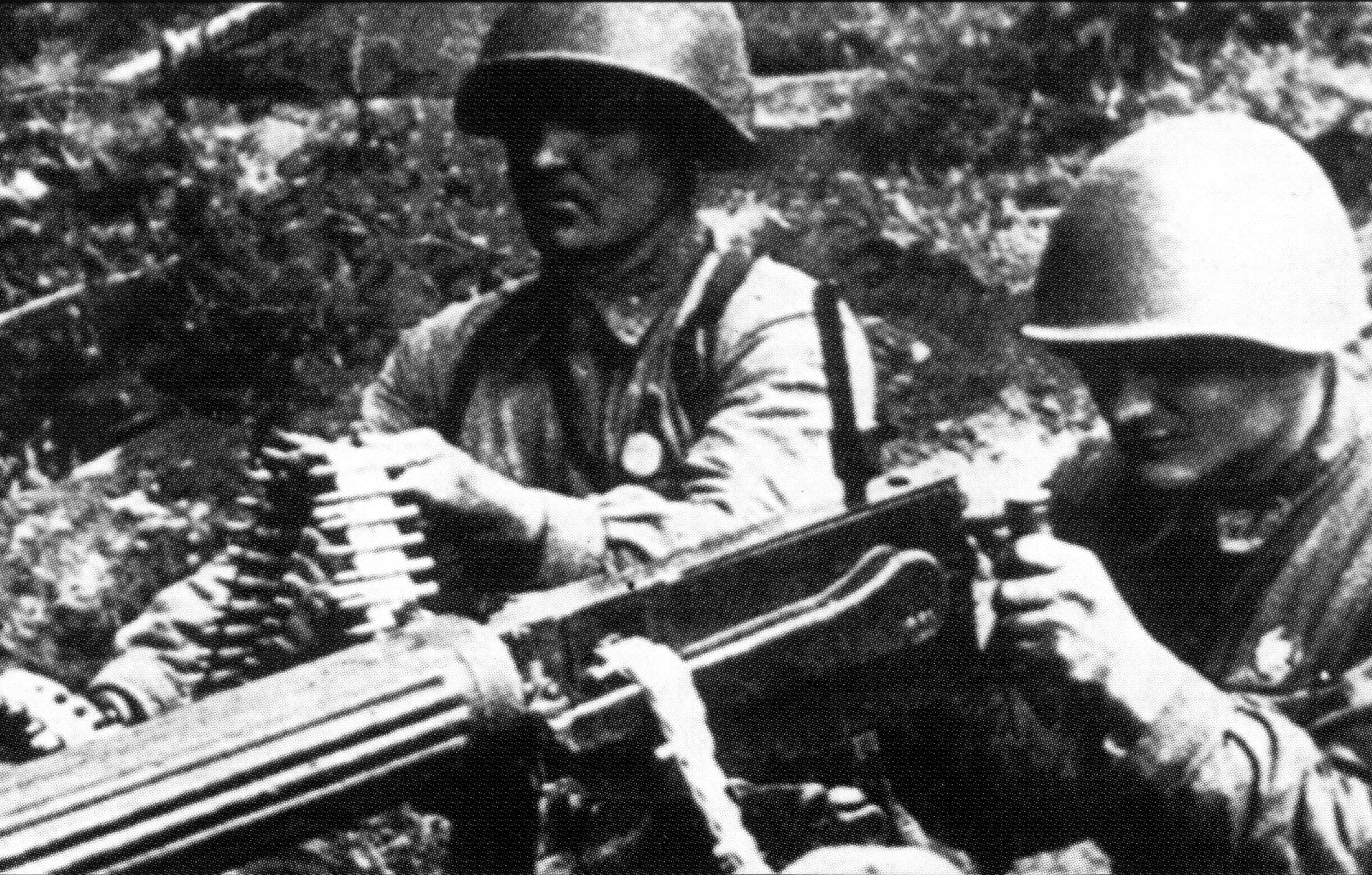 Гвардии старшина М. Тарада ведет огонь