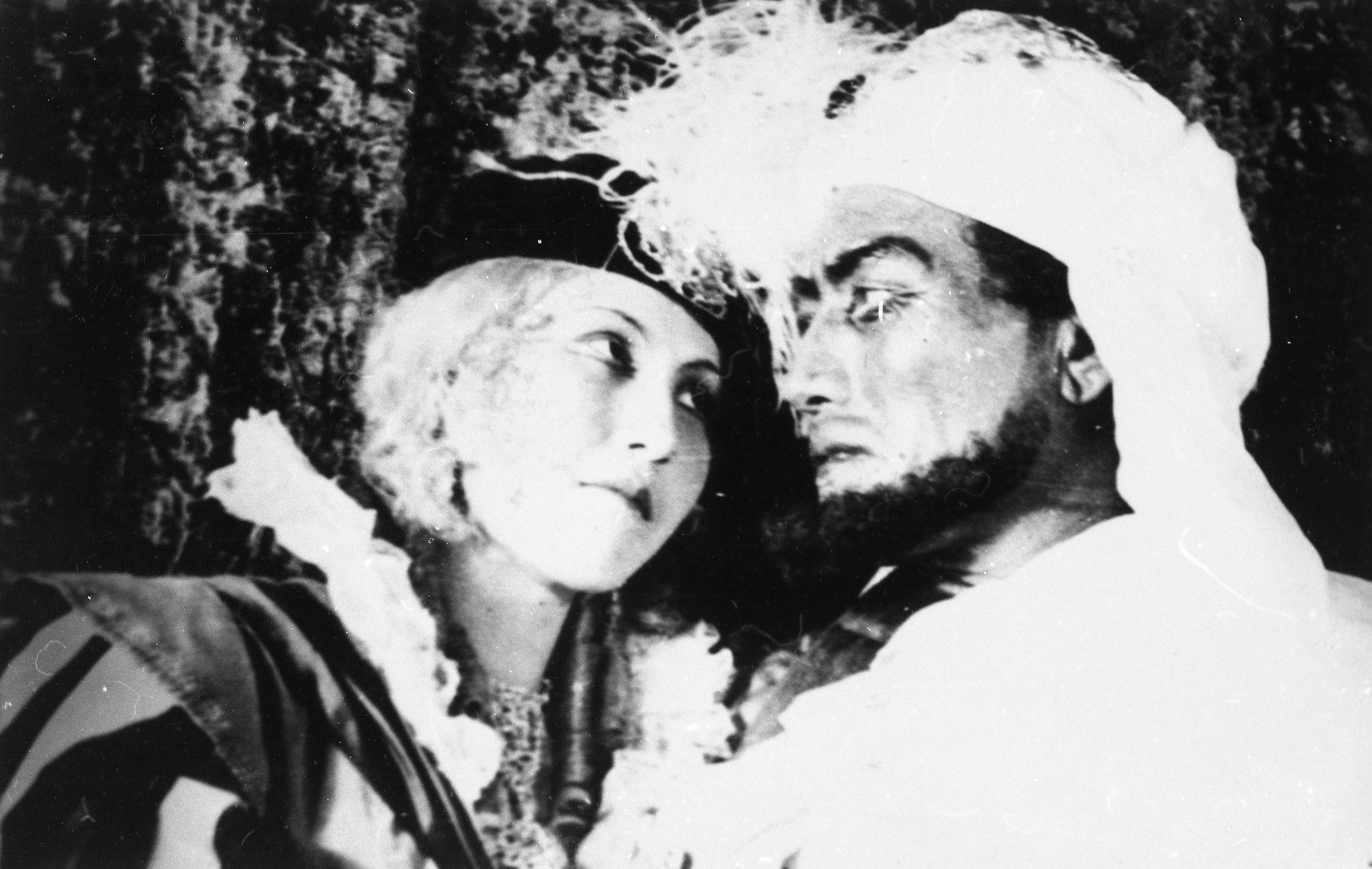 Елубай Умурзаков, народный артист Драмтеатра Казахской ССР, и Назскет Инжагамбетова, артистка, в роли Отелло и Дездемоны