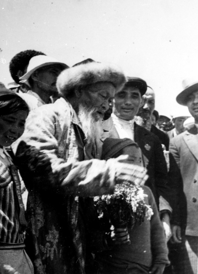 Народный акын Жамбыл Жабаев встречается с колхозниками