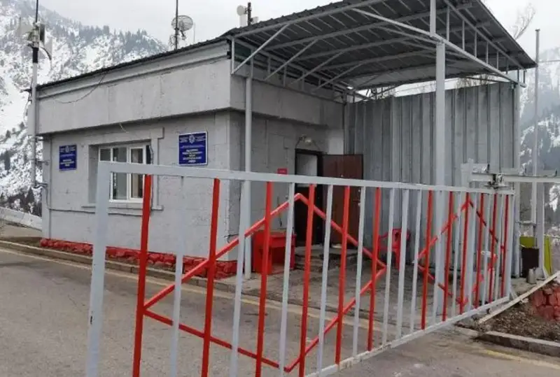 Блокпосты выставили в горах Алматы из-за возможного схода лавин