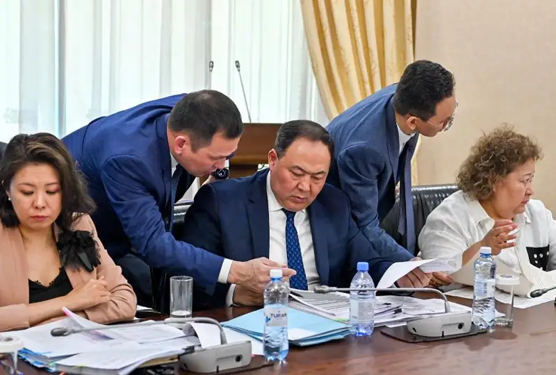 ە ا ە و ەلدەرى مەملەكەتتىك ساتىپ الۋداعى كەدەرگىلەردى تالقىلادى