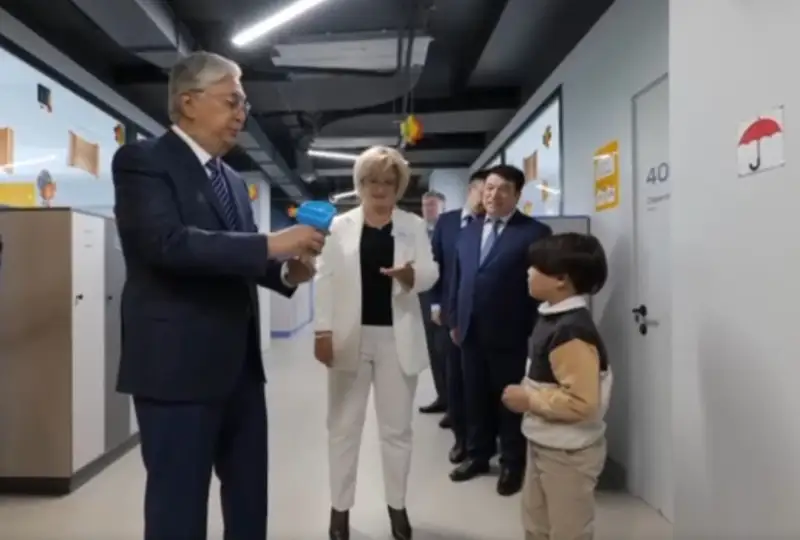 ءۇشىنشى سىنىپ وقۋشىسى مەملەكەت باسشىسىنا ءوزى جاساعان جۇمىس ۇستەلى ورگانايزەرىن سىيلادى