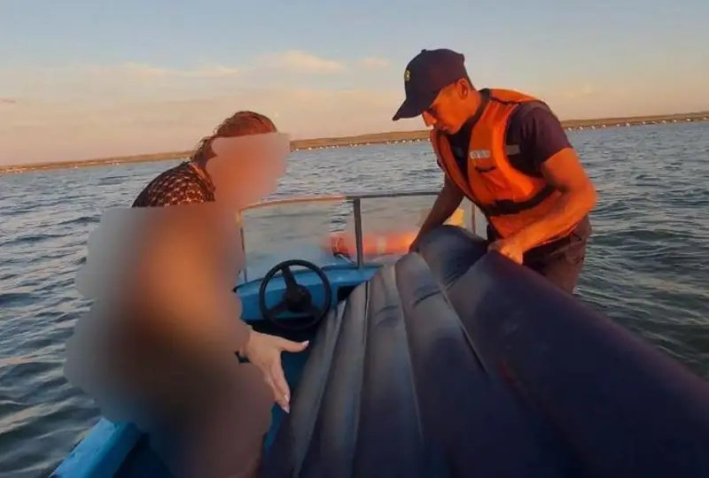 Женщину на надувном матрасе унесло течением на озере Шалкар в ЗКО