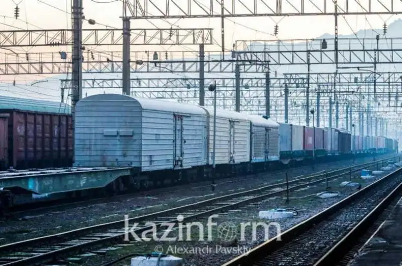 Вагон с серной кислотой сошел с рельсов в Экибастузе