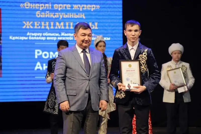 قازاقتىڭ ءتىلى مەن مادەنيەتى قىزىقتىرادى - اتىراۋلىق دومبىراشى اندريان رومانوۆ