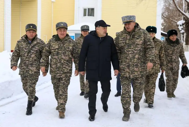 Qorǵanys mınıstri Aqtóbe garnızonynda boldy
