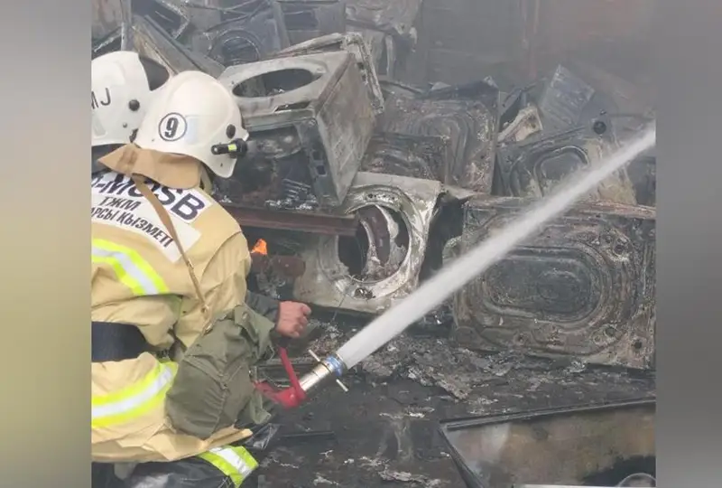 Shymkentte turmystyq tehnıka dúkeni men qoıma órtendi