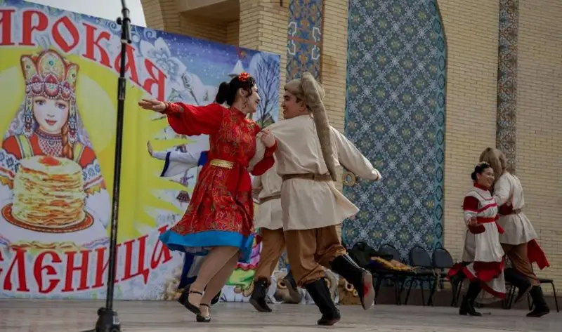 Блины, горячий чай, зажигательные песни и пляски - в Таразе гуляли Масленицу
