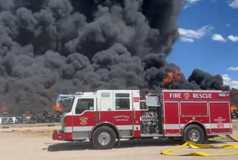 Крупный пожар вспыхнул на заводе по переработке отходов в Нью-Мексико