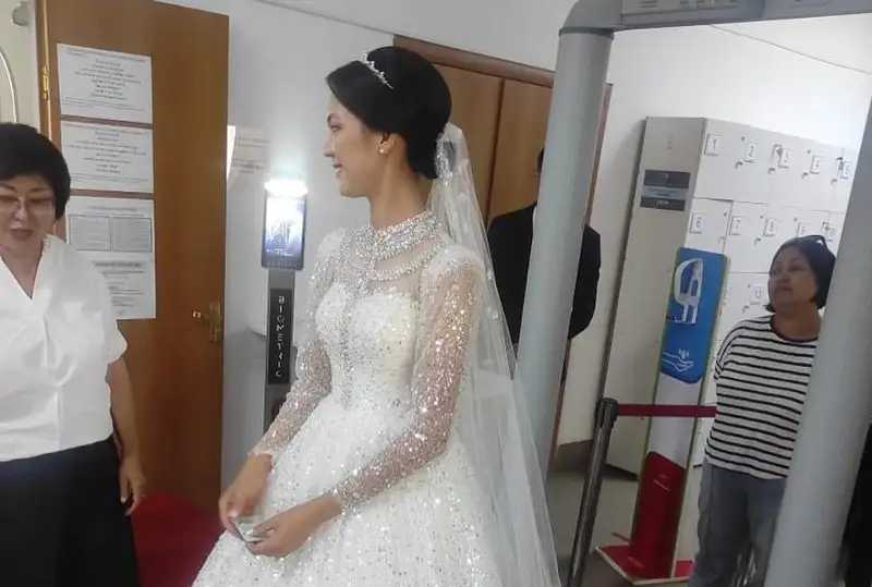 كوكشەتاۋ تۇرعىنى كەشەندى تەست تاپسىرۋعا توي كويلەگىمەن كەلدى