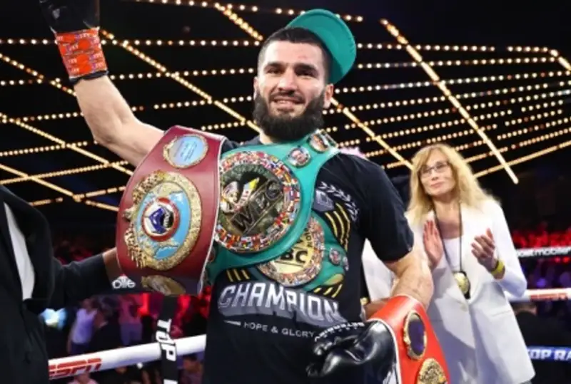 Артур Бетербиев нокаутом выиграл бой за три титула чемпиона мира