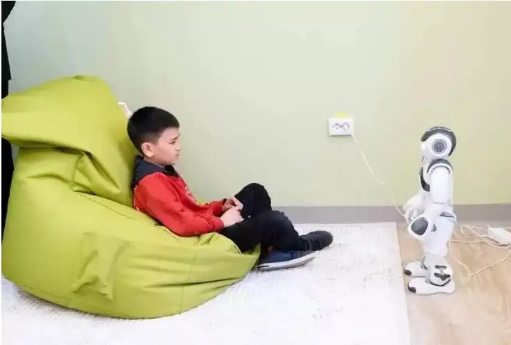 ەلىمىزدە ەندى اۋتيزمى بار بالالارمەن روبوتتار جۇمىس ىستەيدى