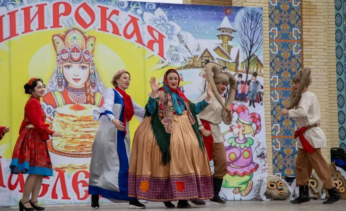 Блины, горячий чай, зажигательные песни и пляски - в Таразе гуляли Масленицу