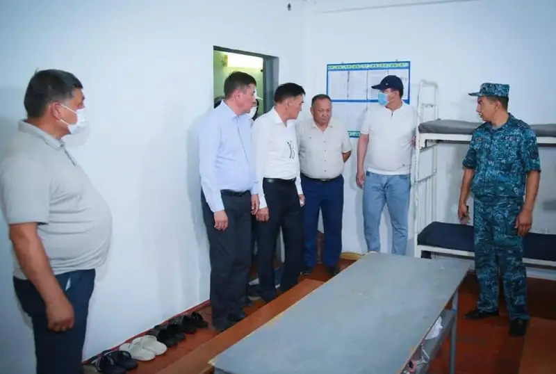 تۇركىستاندىق 21 مەملەكەتتىك قىزمەتشى ءبىر كۇنىن تۇرمەدە وتكىزدى