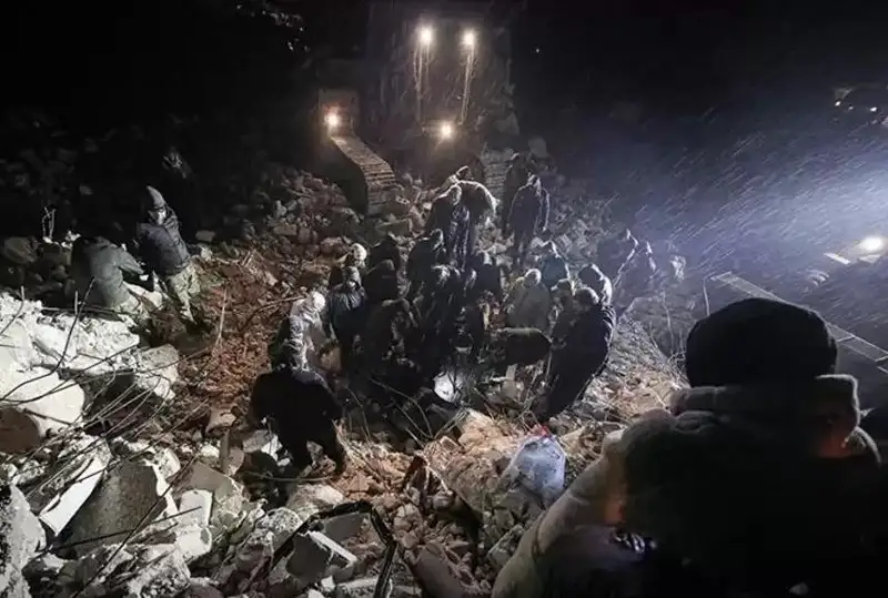 Суриядаги зилзила қурбонлари сони 1,6 мингдан ошди