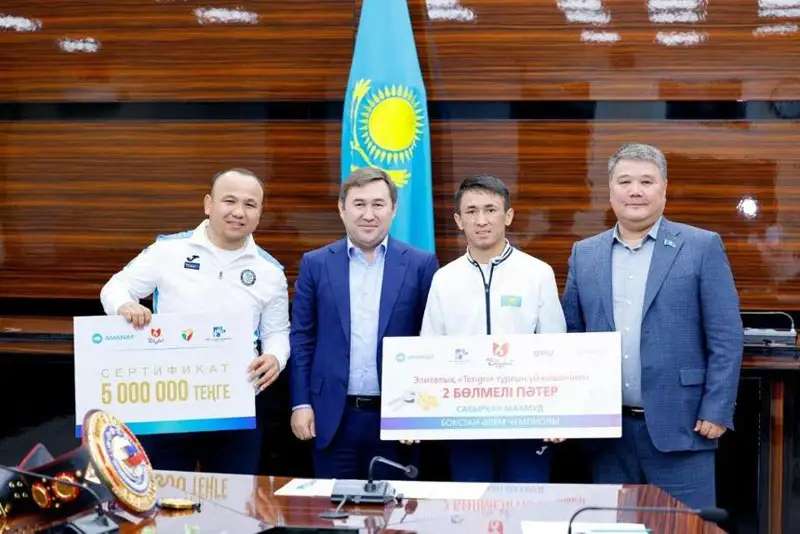 Боксшы Махмұд Сабырханға 2 бөлмелі пәтердің кілті табысталды