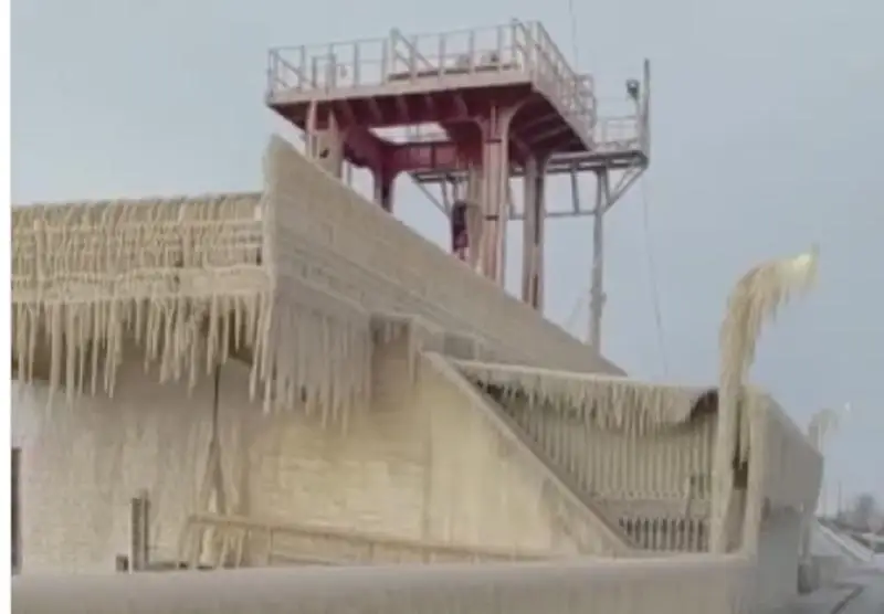 Как в фильме-апокалипсисе: гидроузел обледенел в СКО