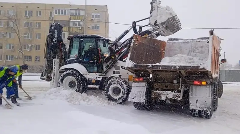 На Атырау обрушился первый за эту зиму снегопад