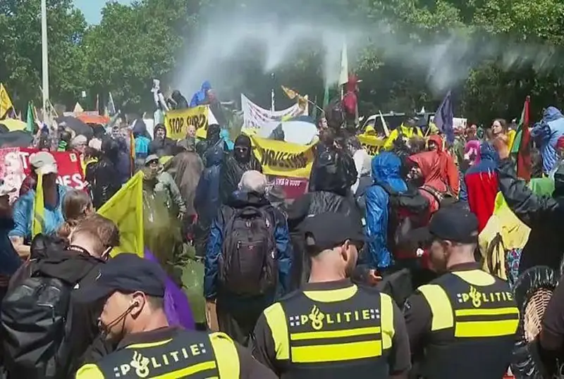 Более тысячи экоактивистов задержала полиция в Гааге