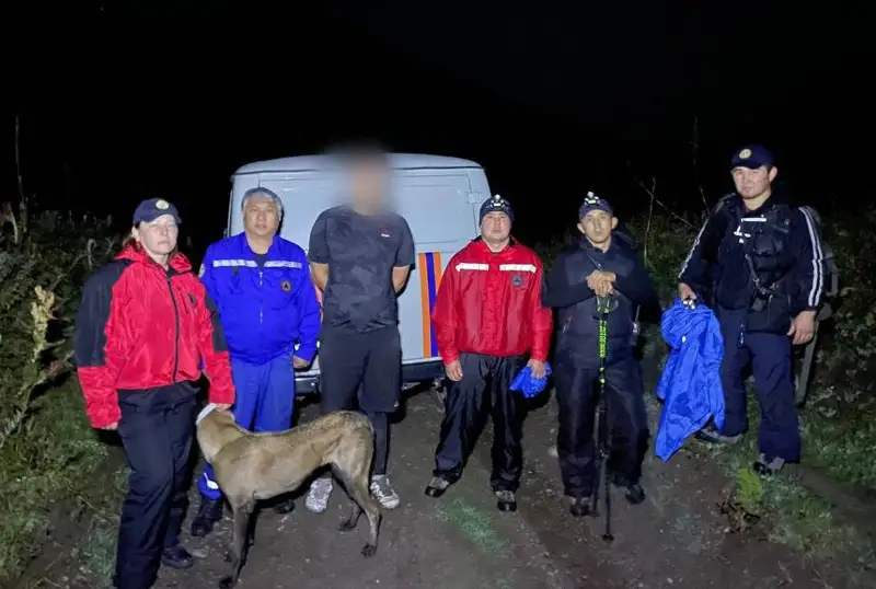 Спасатели пришли на помощь туристу, потерявшемуся ночью в горах Алматинской области