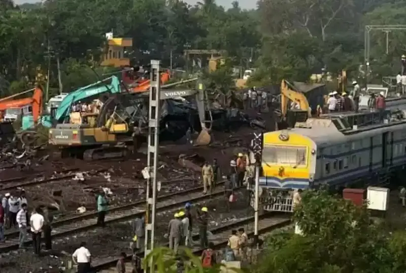 Ҳиндистонда поездлар тўқнашувининг сабаби маълум бўлди