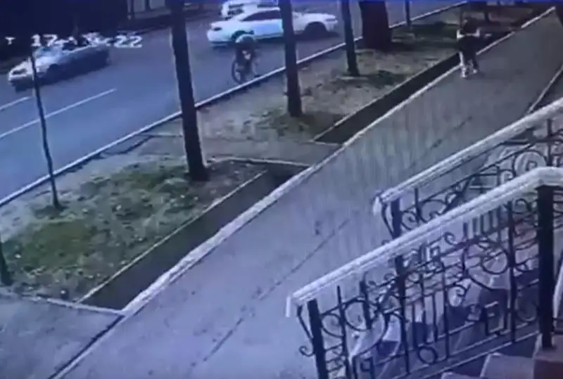 Алматыда ауруханада жатқан велосипедші қызды көлік қақпаған - полиция