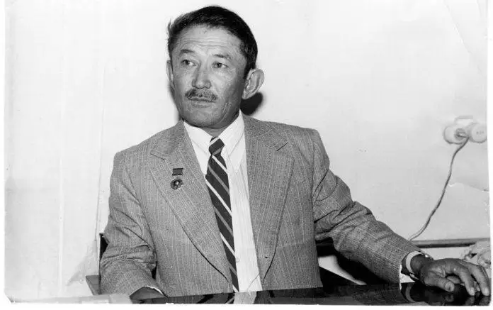 دۇنگەندەردىڭ اۋىلىنان جەر بەرىلگەن. ءشامشىنىڭ قىزدارعا ارنالعان اتاقتى اندەرىنىڭ تاريحى