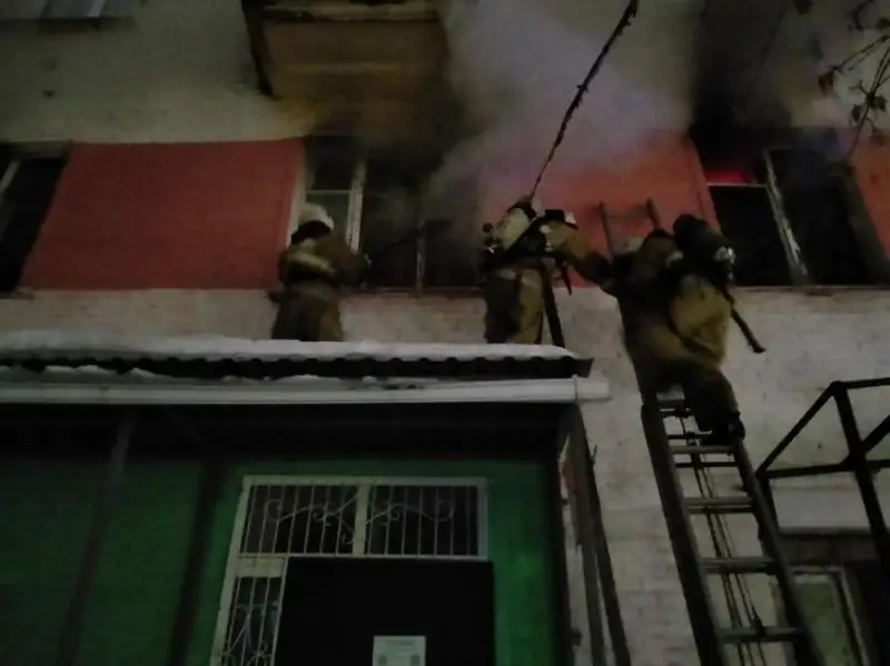 8 человек спасли и 10 эвакуировали при пожаре в Усть-Каменогорске