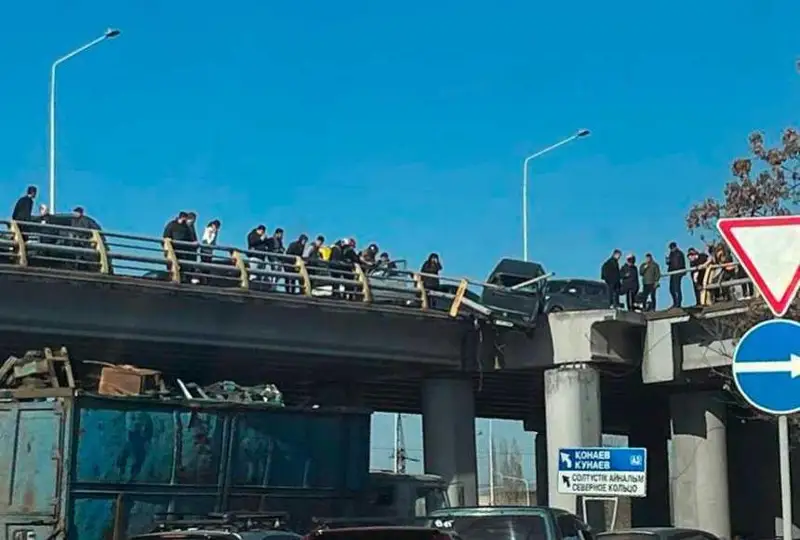 Автомобиль слетел с моста в Алматы: стало известно о состоянии пострадавших
