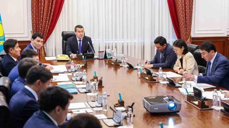 Úkimette polıetılen óndiretin zaýyt salý jobasy talqylandy