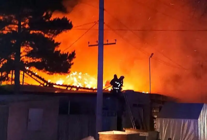 Два автомобиля сгорели при взрыве газового баллона в Караганде