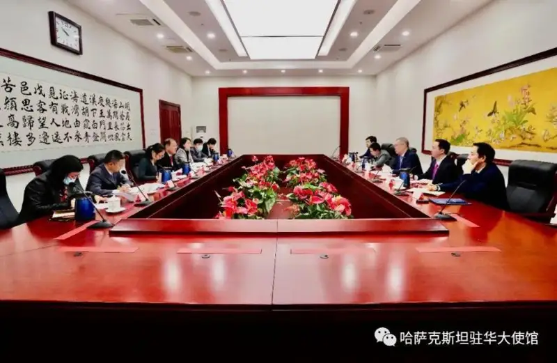 哈萨克斯坦大使会见中国司法部副部长