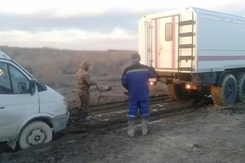 Қызылордада айдалада балшыққа батып қалған жүргізуші құтқарылды