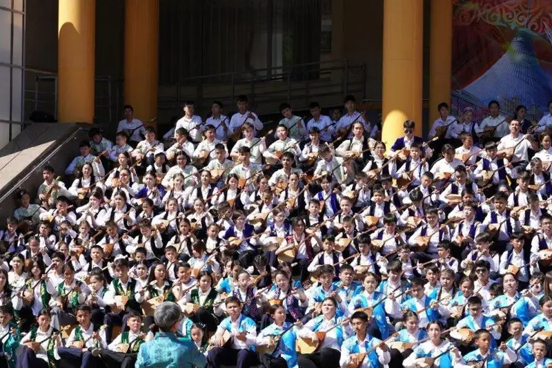 Более 500 детей приняли участие в челлендже домбристов в Астане