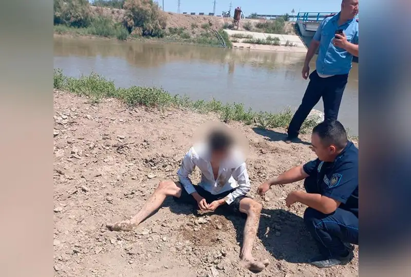 Qyzylordada polıtseı sýǵa batyp bara jatqan jigitti qutqardy