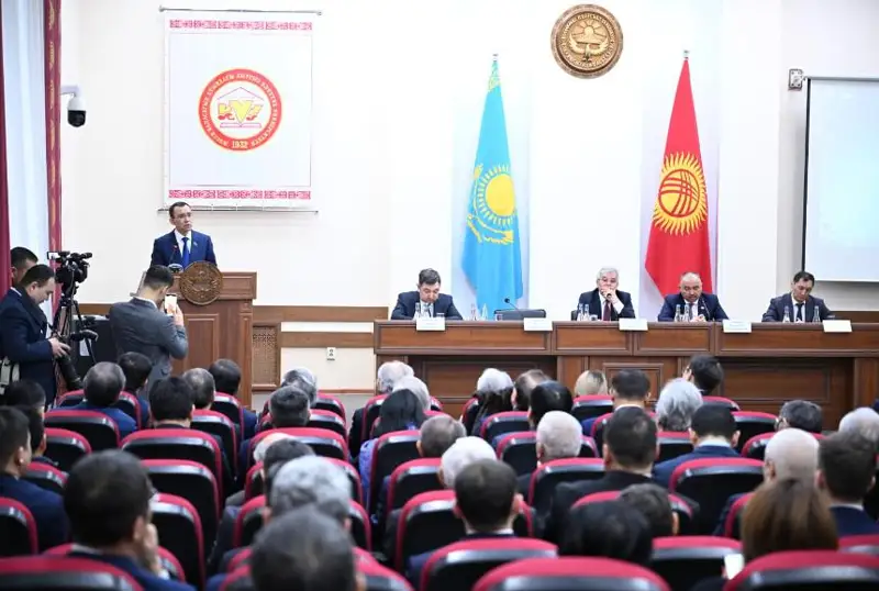 Máýlen Áshimbaev Qyrǵyzstan Prezıdenti Sadyr Japarovpen kezdesti