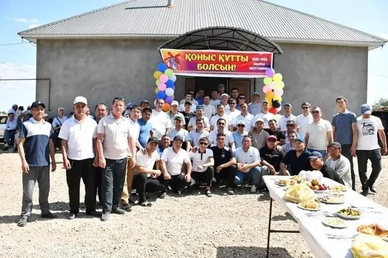 Түркестанские выпускники подарили нуждающимся семьям 6 домов