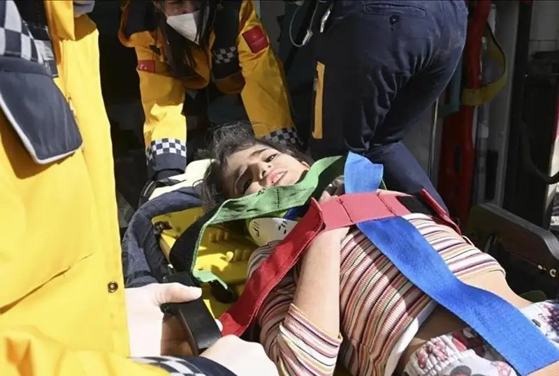 Túrkııada zilzaladan keıin segiz kún ótkende 6 jáne 12 jasar balalar aman tabyldy