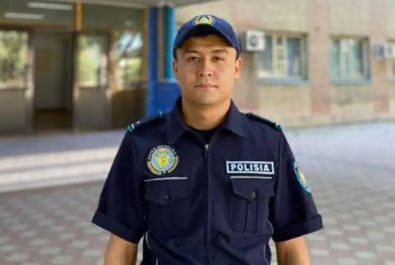 Полицейский помог маленькой девочке: видео набирает обороты