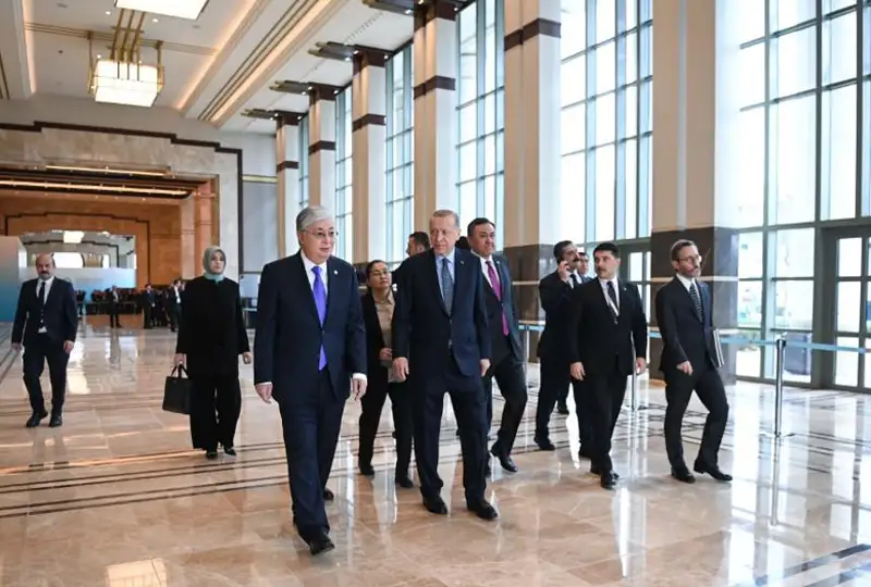 Prezıdent Túrki memleketteri uıymynyń sammıtine qatysý úshin Kongress ortalyǵyna keldi