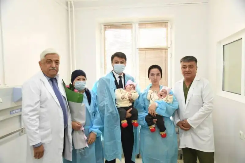Ózbekstandyq dárigeler ota arqyly sıam egizderin ajyratyp aldy