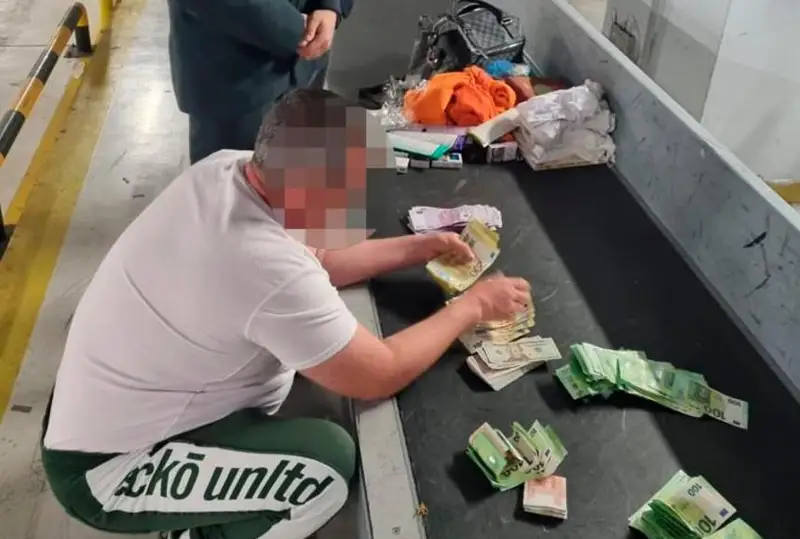 Десятки тысяч евро, рублей и долларов пытался провезти пассажир авиарейса «Астана-Анталья»