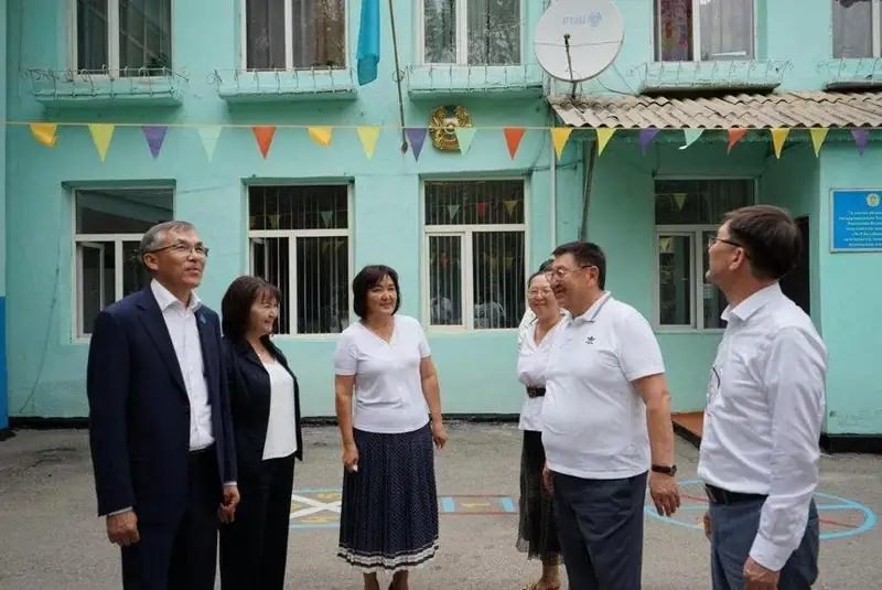 Депутат Сената Султан Дюсембинов побывал в старейшем детсаду Талгара