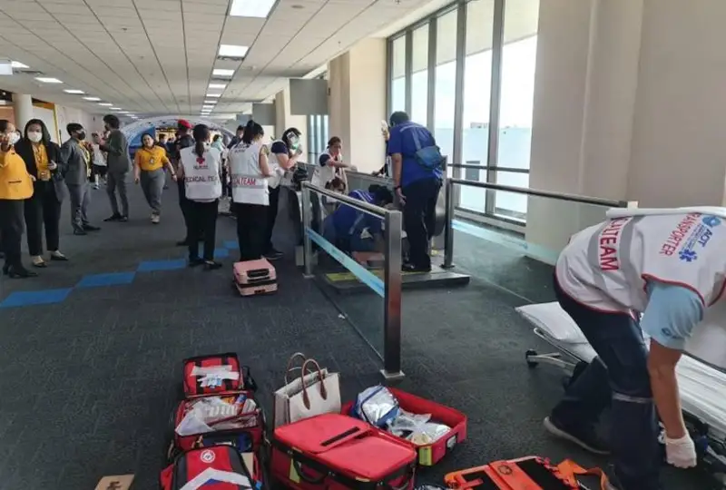 Женщина лишилась ноги после поездки на траволаторе в аэропорту Таиланда