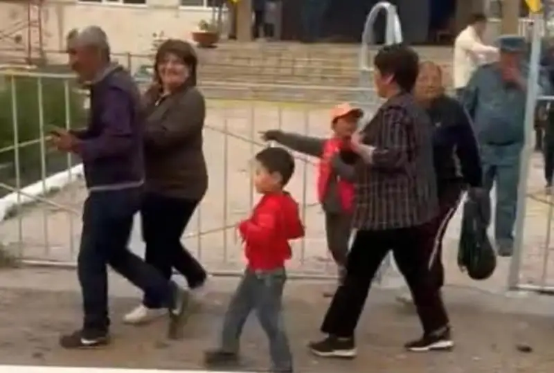 سەمەيدەگى ورمان ورتىنەن تاعى ءبىر اۋىل تۇرعىندارى كوشىرىلدى