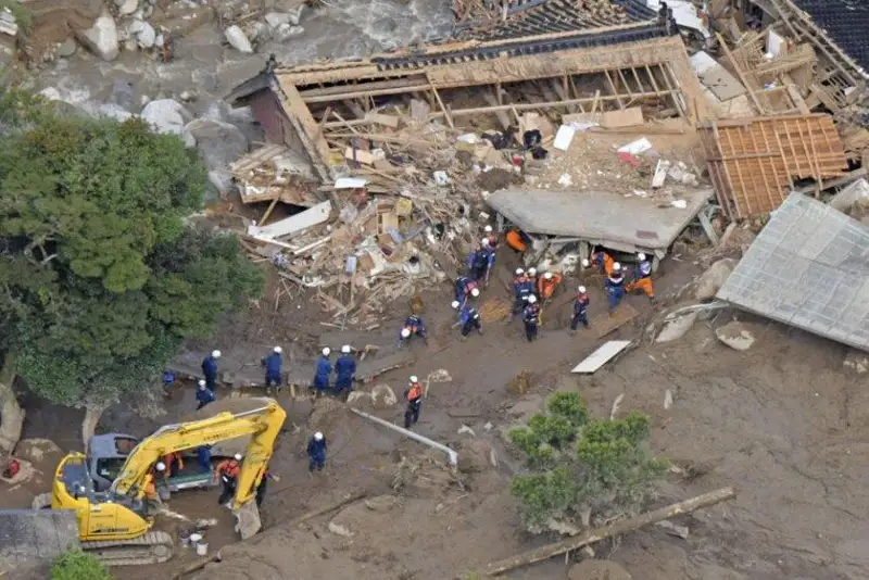 Число жертв проливных дождей в Японии достигло 7 человек