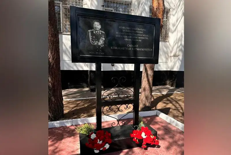 Pavlodarda armııa generaly Saǵadat Nurmaǵambetovke memorıaldyq taqta ashyldy
