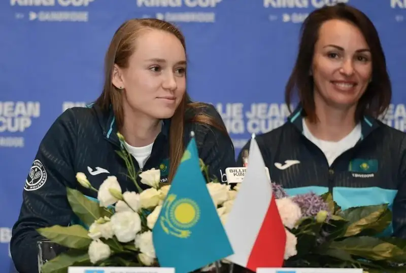 Президент подарил Елене Рыбакиной часы с гравировкой и платок