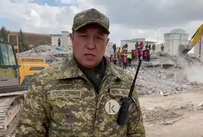 Қозоғистон қутқарувчилари Туркияда вайроналар остидан 7 кишини олиб чиқди