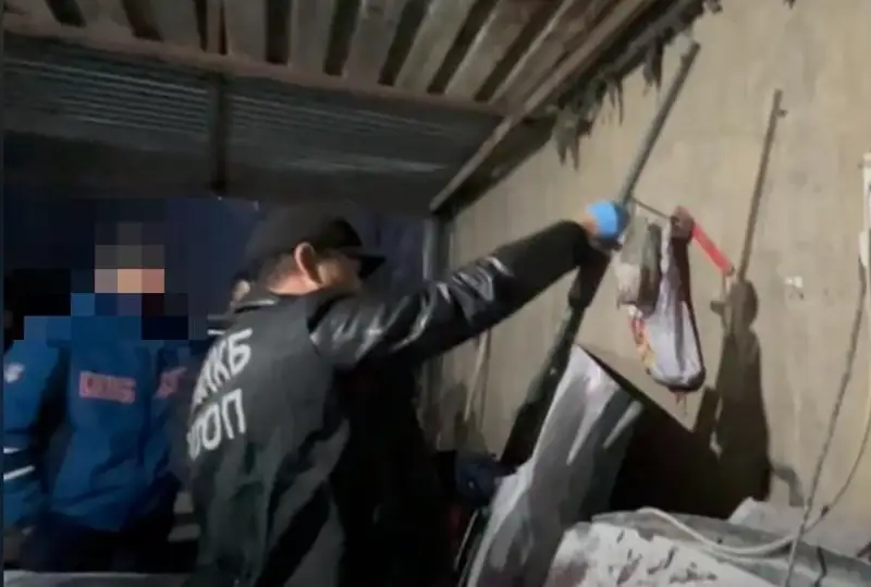 Көлік жөндеу орталығының жұмысшысынан қару-жарақ пен жарылғыш заттар тәркіленді